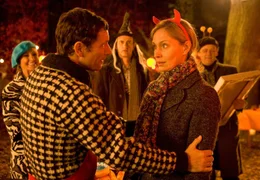 Klaus (Heikko Deutschmann, 2. von links) gibt Karina (Katja Weitzenb&ouml;ck, 2. von rechts) den Rat, nicht den Stab &uuml;ber Rudolf (Johannes Herrschmann) zu brechen.