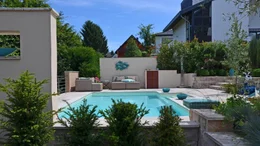 Bildunterschrift: Erfrischung gef&auml;llig? Gerade in den hei&szlig;en Sommermonaten tr&auml;umen viele Eigenheimbesitzer vom eigenen Swimmingpool.