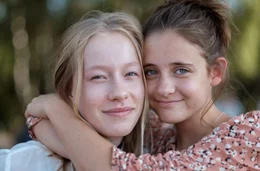 Zu guter Letzt werden auch Julka (Pola Kr&oacute;l) und Felka (Mia Goti) beste Freundinnen.