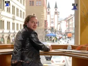 Hauptkommissar Haller (Thomas Schmauser) von der W&uuml;rzburger Kripo wartet auf seine Kollegin, die mit ihm die Ermitlungen an dem mysteri&ouml;sen Mord an einer jungen Frau f&uuml;hrt. Weiteres Bildmaterial finden Sie unter www.br-foto.de.