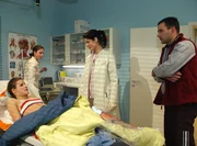 Regie:Peter Vogel. Judith Huth (Lulu Grimm, li.) wird nach einem Trainingsunfall mit ihrem Bruder Benny Huth (Steffen Bielig) in die Sachsenklinik eingeliefert. Dr. Elena Eichhorn (Cheryl Shepard, mi.) untersucht sie.