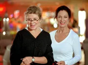 Beim Bowling spielen redet sich die Anw&auml;ltin Elvira Kupfer (Jutta Speidel, li.) bei ihrer besten Freundin, die Psychologin Anna K&ouml;nig (Daniela Ziegler) ihren ganzen Frust von der Seele.