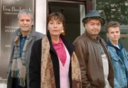 Ein ungleiches Quartett (v.l.n.r.): Der charmante Kommissar Rixen (Peter Sattmann), die unnahbare Eva (Thekla Carola Wied), der lustige Malermeister Harry (Florian Martens) und der aufs&auml;ssige Teenager Dennis (Tobias Retzlaff).