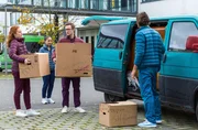Der Umzug in die gemeinsame WG steht an - Tamar, Sofia, Olli und Ivo packen Kartons in den Transporter.