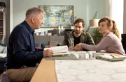F&uuml;r Mia Hermanns (Camille Dombrowsky, re.), deren Mann Johann ((Raphael Zari, mi.) Krebs im Endstadium hat, ist Dr. Roland Heilmann (Thomas R&uuml;hmann, li.) die letzte Hoffnung. Sie geht sogar so weit, dass sie ihn bis in seine private Wohnung verfolgt hat. Nun weigert sie sich zu gehen, bevor er sich nicht Johanns Unterlagen angesehen hat.
