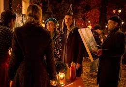 Rudolf (Johannes Herrschmann, 2.v.re.), Karina (Katja Weitzenb&ouml;ck, 2.v.li.), Karinas Mutter Traudl (Diana K&ouml;rner) und Roland (Hans-Heinrich Hardt) haben sich auf einer Party verkleidet.