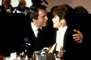 Jonathan (Robert Wagner, l.) und Jennifer (Stefanie Powers, r.) genießen einen romantischen Abend in einem Restaurant. Jonathan (Robert Wagner, l.) und Jennifer (Stefanie Powers, r.) genießen einen romantischen Abend in einem Restaurant.