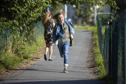 Adam (Olle Cardell) ist mit seinen Eltern vom Land nach G&ouml;teborg gezogen. Er muss alleine mit der Stra&szlig;enbahn in seine neue Schule fahren und kommt gleich an seinem ersten Schultag zu sp&auml;t.