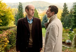Rudolf (Johannes Herrschmann, li.) und sein Bruder Klaus (Heikko Deutschmann) sprechen sich endlich miteinander aus.
