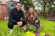 Ali G&uuml;ng&ouml;rm&uuml;ş mit Nadine Herold in ihrem Gem&uuml;segarten in Bad Zwesten.
