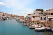 Der Naturhafen des K&uuml;stenortes Ciutadella liegt idyllisch vor den Toren der historischen Altstadt.