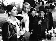 Mit Fassung ertragen Frieda (Marietta Schupp, links) und Axel von Rambow (Rolf Becker, daneben) die scheinheiligen Gl&uuml;ckw&uuml;nsche der Eheleute Pomuchelskopp (Helga Feddersen und Joachim Wolff) zur missgl&uuml;ckten Vorf&uuml;hrung.