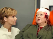 Hilde Wolf wird nach einem Unfall mit dem Verdacht auf Sch&auml;delbasisbruch in die Sachsenklinik eingeliefert. Dr. Katrin Globisch (Andrea Katrin Loewig, li.); Hilde Wolf (Franziska Troegner, re.)