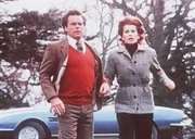 Entsetzt werden Jennifer (Stefanie Powers, re.) und Jonathan (Robert Wagner) Zeugen eines schrecklichen Jagdunfalls. Entsetzt werden Jennifer (Stefanie Powers, re.) und Jonathan (Robert Wagner) Zeugen eines schrecklichen Jagdunfalls.