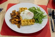 Tagesmotto "Leibgericht": S&uuml;&szlig;kartoffelwaffel mit Petersilien-Feta-Pesto, pochiertem Ei, S&uuml;&szlig;kartoffelchips und Rucola von Marius Br&uuml;ning-Wolter