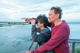 Thomas (Louis Vazquez, links) verbringt die Sommerferien bei seinem Vater Christian (Jean-Paul Rouve, rechts) in der Camargue.