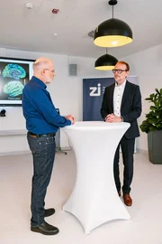 Harald Lesch (l.) trifft den Leiter der deutschlandweit gr&ouml;&szlig;ten Psilocybin-Studie Prof. Gerhard Gr&uuml;nder (r.). Die Substanz kann Wahrnehmung, Bewusstsein und emotionales Erleben ver&auml;ndern. Kann der psychedelische Wirkstoff Menschen mit Depression helfen?