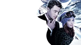 Die aus einfachen Verh&auml;ltnissen stammende Engl&auml;nderin Kim (Felicity Jones, r.) kommt als Saisonkraft ins alpine Ferienhaus der reichen Familie von Jonny (Ed Westwick, l.), wo sich die beiden nach anf&auml;nglichen Neckereien ineinander verlieben.
