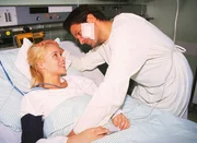 Rudi (Bj&ouml;rn Kegel Casapietra) besucht seine schwer verletzte Freundin Angie (Sylvia Leifheit).