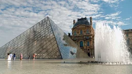 Blick auf die Glaspyramide im Innenhof des Pariser Louvre.