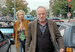 Aushilfspflegerin Jessie (Katja Riemann) will den sturk&ouml;pfigen "General" (J&uuml;rgen Hentsch) dazu bringen, seine Entm&uuml;ndigung anzufechten.