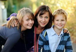 Lotte Wagner (Jule Ronstedt) liebt ihre beiden Kinder Greta (Olga von Luckwald, li.) und Benni (Moritz Klaus) &uuml;ber alles - wenn sie nicht gerade streiten. Weiteres Bildmaterial finden Sie unter www.br-foto.de.