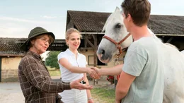 Maria Kaltenbach (Cornelia Froboess, links) hat eine neue Mitarbeiterin, Isabell (Lili Epply, Mitte). Sie ahnt nicht, dass diese einen fiesen Plan hat.