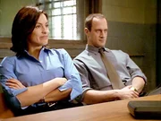 Die Detectives Elliot Stabler (Christopher Meloni) und Olivia Benson (Mariska Hargitay) verhören einige Verdächtige. Die Detectives Elliot Stabler (Christopher Meloni) und Olivia Benson (Mariska Hargitay) verhören einige Verdächtige.