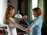Alexandra (Gaby Dohm, re.) ist &uuml;bergl&uuml;cklich, dass ihre Tochter Nina (Suzan Anbeh) heiratet.