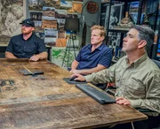 Travis Taylor (m.), Erik Bard (r.)