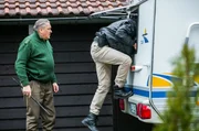 Hubert (Christian Tramitz, r.) versucht einen anderen Blickwinkel auf den Tatort zu bekommen. Girwidz (Michael Brandner, l.) wundert sich etwas &uuml;ber dessen Vorgehen.