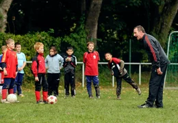 Matthias Winkelmann (Heio von Stetten, rechts) springt als Trainer bei der Fu&szlig;ballmannschaft von Benni Wagner (Moritz Klaus, 4. von links) ein.