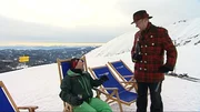 Seit mittlerweile 23 Jahren sind die Nockberge Nationalpark. Zwei Gemeinden teilen sich das Hochplateau Turracher Höhe mitten in den Nockbergen - die Ebene Reichenau in Kärnten und Predlitz in der Steiermark. Harrys Erkundungstour beginnt auf der "Panoramaalm". Das Zentrum der Turracher Höhe ist der Turracher See, den wird Harry überqueren und weiter geht es mit den Skiern bis zu Georg´s Einkehr. Mitten in einem Hüttendorf, etwas abseits der Pisten, findet sich die Marktlhütte von Heike, Harrys letzte Station seines Skitages. Im Bild: Harry Prünster und Pistenbutler Kevin (Gebiet Nationalpark Nockberge). Seit mittlerweile 23 Jahren sind die Nockberge Nationalpark. Zwei Gemeinden teilen sich das Hochplateau Turracher Höhe mitten in den Nockbergen - die Ebene Reichenau in Kärnten und Predlitz in der Steiermark. Harrys Erkundungstour beginnt auf der "Panoramaalm". Das Zentrum der Turracher Höhe ist der Turracher See, den wird Harry überqueren und weiter geht es mit den Skiern bis zu Georg´s Einkehr. Mitten in einem Hüttendorf, etwas abseits der Pisten, findet sich die Marktlhütte von Heike, Harrys letzte Station seines Skitages. Im Bild: Harry Prünster und Pistenbutler Kevin (Gebiet Nationalpark Nockberge).