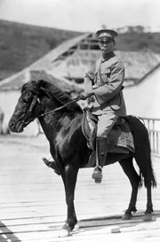 Der nationalistische Offizier Chiang Kai-shek hat ein Ziel: China soll wieder eine Gro&szlig;macht werden.