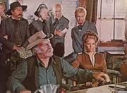 Die Witwe Jill McBain (Claudia Cardinale, rechts) m&ouml;chte das Baumaterial f&uuml;r den Bahnhof versteigern.