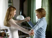 Alexandra (Gaby Dohm, re.) ist &uuml;bergl&uuml;cklich, dass ihre Tochter Nina (Suzan Anbeh) heiratet.