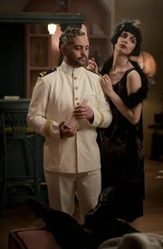 Barmann Gilles Tonic (Bruno Sanches) und Femme fatale Daphn&eacute; Tarantula (B&eacute;rang&egrave;re McNeese) beim "Mordopfer".