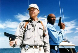 Bill Skims (Terence Hill), Mike (Marvin Hagler, r.)  +++ Die Verwendung des sendungsbezogenen Materials ist nur mit dem Hinweis und Verlinkung auf RTL+ gestattet. +++