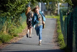 Adam (Olle Cardell) ist mit seinen Eltern vom Land nach G&ouml;teborg gezogen. Er muss alleine mit der Stra&szlig;enbahn in seine neue Schule fahren und kommt gleich an seinem ersten Schultag zu sp&auml;t.
