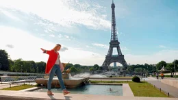 Die deutsche Bloggerin Denise Urbach lebt seit einigen Jahren in Paris; im Hintergrund der Pariser Eiffelturm.
