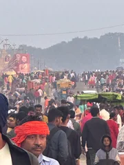 Menschenmassen auf dem Weg zum heiligen Fluss Ganges.