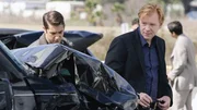 Horatio Caine (David Caruso, r.) und Ryan Wolfe (Jonathan Togo) begutachten das Autowrack. Dabei finden sie heraus, dass ein Schlauch des Lenksystems mutwillig durchtrennt wurde...