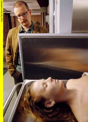 Im Leichenschauhaus nimmt Kriminaloberkommissar Deininger (Gregor Weber) Abschied von seiner ermordeten Kollegin Kathi (Valie Fuchs).