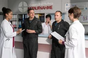 Die Assistenz&auml;rztinnen Dr. Theresa Koshka (Katharina Nesytowa, r.) und Vivienne Kling (Jane Chirwa, l.) nehmen zwei ganz spezielle Patienten auf - das Ehepaar Bernd (Stefan Gebelhoff, 2.v.l.) und Bernd K&ouml;nig (Robert Schupp, 2.v.r.)!
