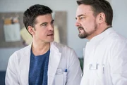 Dr. Ben Ahlbeck (Philipp Danne, l.) und Dr. Marc Lindner (Christian Beermann, r.) be&auml;ugen ihre Assistenz&auml;rzte sehr genau. Dabei haben sie Sofia Galura heute ganz besonders im Blick. K&ouml;nnen die beiden das R&auml;tsel l&ouml;sen, wie Sofia es schafft, die Sch&uuml;lergruppe zu z&auml;hmen?