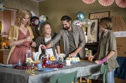 Adam (Olle Cardell) hat Geburtstag. Seine Eltern, Emma (Liv Mj&ouml;nes) und Tarek (Jonatan Rodriguez) richten f&uuml;r ihn in der neuen, unfertigen Wohnung eine kleine Feier aus. Sein bester Freund Alexander (Lukas Wetterberg) schenkt ihm  ein Skateboard. Auch Emma hat eine &Uuml;berraschung. Sie hat heimlich Molly, Adams Schulfreundin aus ihrem Heimatort eingeladen.