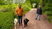 Coach Andreas Ohligschl&auml;ger (r) zusammen mit Hundehalterin Kerstin und ihren beiden Hunden Maya und Otto (cremefarbener Labrador)