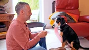 Hundecoach Andreas Ohligschl&auml;ger zusammen mit Schweizer Sennenwelpe Chester.
