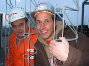 Willi (rechts) und Wolfgang. Diesmal m&ouml;chte Willi wissen, was mit den Schrottautos passiert und wie man Metallteile wieder verwerten kann.