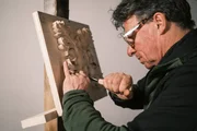 Mauro Lampo bei der Arbeit an einem Relief